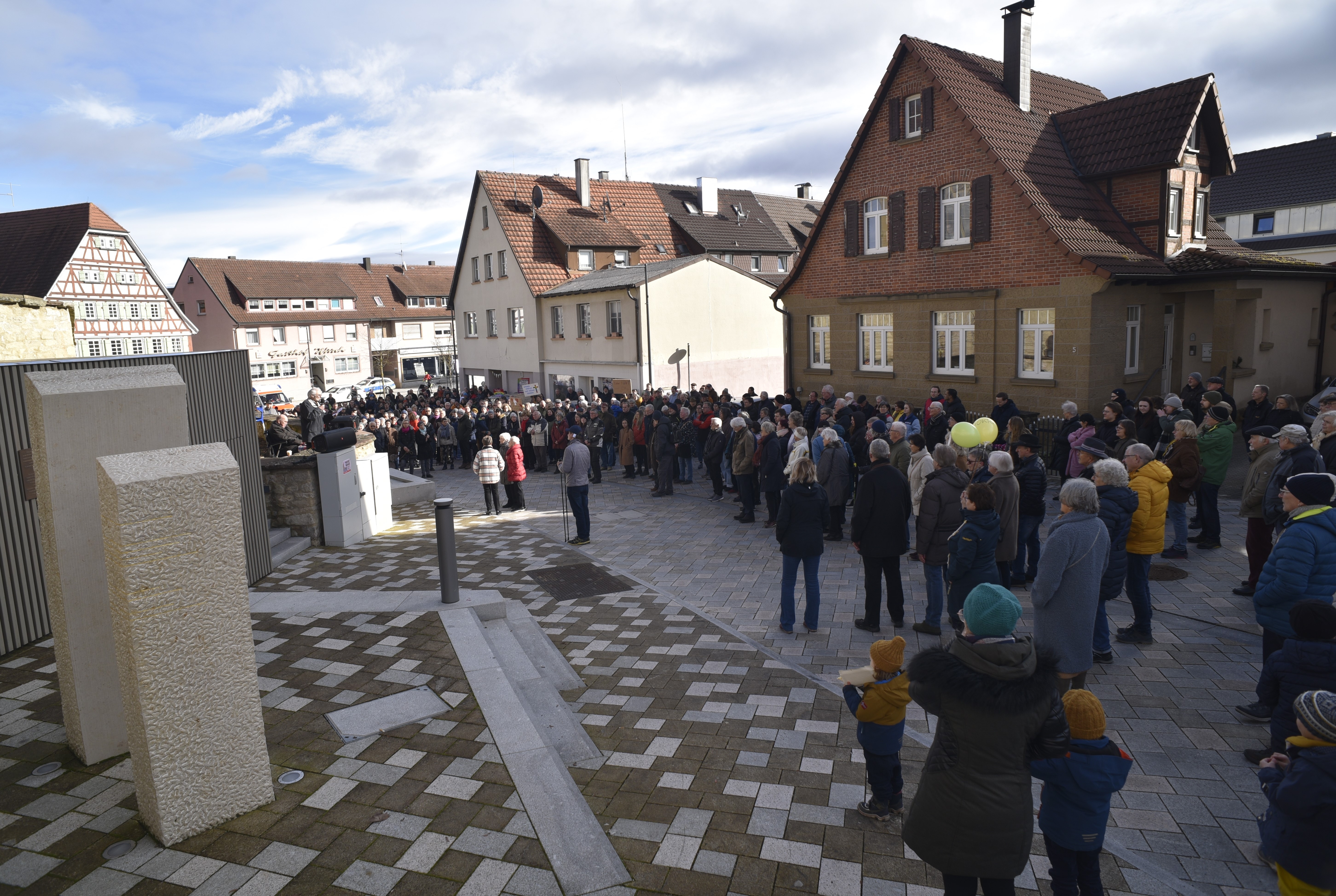 Rund 700 Magstadter kamen am Sonntagmittag in den Ortskern um auf dem Oberen Marktplatz (nicht auf dem Bild) sowie auf der Alten Stuttgarter Straße bis hinunter zum Unteren Marktplatz Flagge für die Demokratie zu zeigen. Bild: Reichert