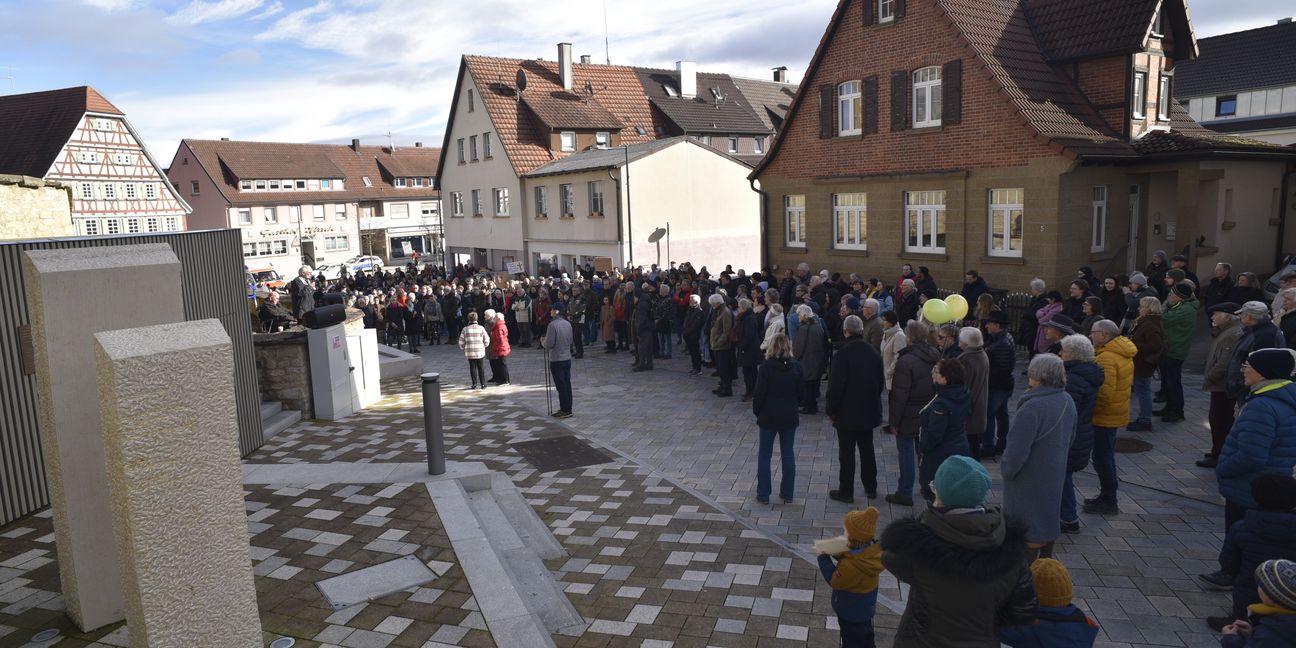 Rund 700 Magstadter kamen am Sonntagmittag in den Ortskern um auf dem Oberen Marktplatz (nicht auf dem Bild) sowie auf der Alten Stuttgarter Straße bis hinunter zum Unteren Marktplatz Flagge für die Demokratie zu zeigen. Bild: Reichert