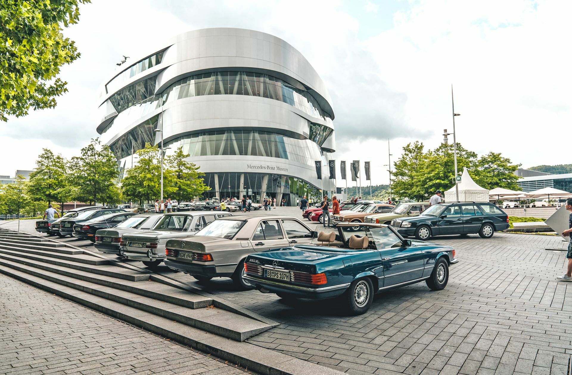Noch bis zum 8. Oktober findet immer sonntags am Mercedes-Benz Museum das Fahrzeugtreffen „Classics & Coffee“ statt. Mehrere hundert Karosserien finden sich dann auf dem Platz vor dem Museum in Bad Cannstatt ein – Oldtimer mit H-Kennzeichen oder zwanzig Jahre alte sogenannte Youngtimer. Auch die Dauerausstellung kann am Pfingstsonntag sowie -montag  von 9 bis 18 Uhr besichtigt werden. Der Eintritt kostet 12 Euro. Mehr Informationen unter www.mercedes-benz.com.