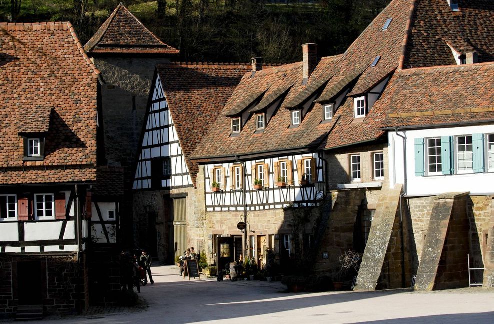 Das Kloster Maulbronn ist Unesco Weltkulturerbe und eines der am besten erhaltenen Klosteranlagen der Zisterzienser nördlich der Alpen. Die Klosterstadt beinhaltet Werkstätten, Wohnhäuser, Türme und vieles mehr. Zum Stöbern lädt der Laden der Kräuterhexe ein sowie die Buchhandlung Krüger, beide haben auch an Feiertagen geöffnet.