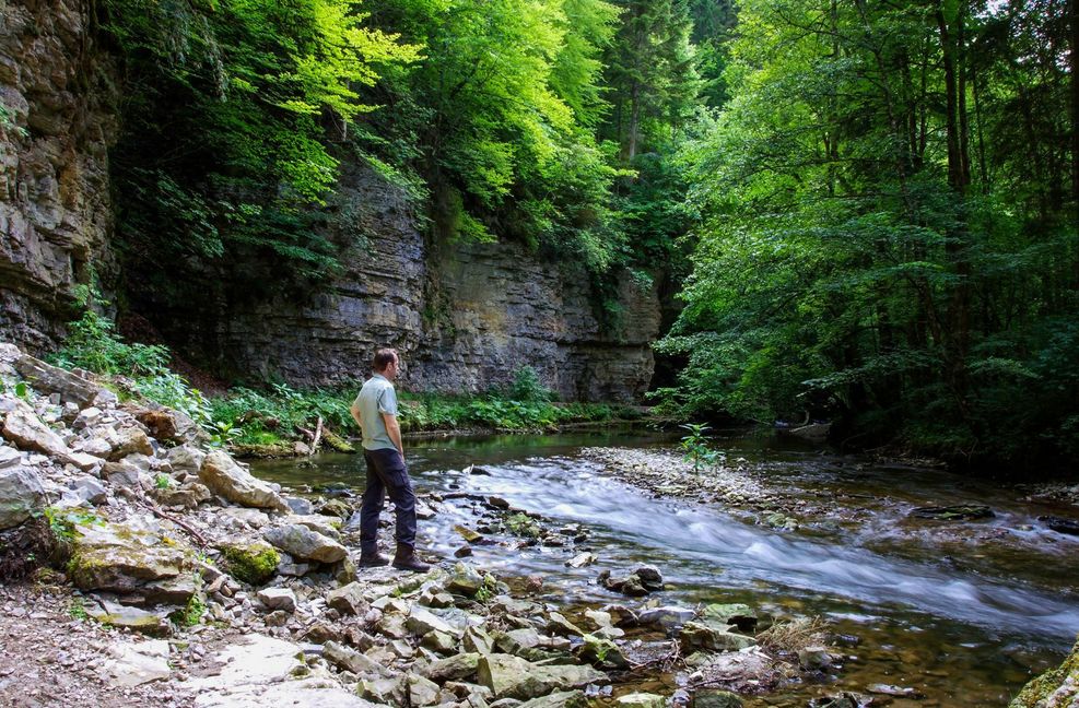 Die wilde Wutach – in der Wutachschlucht bei Löffingen im Schwarzwald wird Wandern zum spannenden Erlebnis. Auf engen Pfaden und Stegen geht es am tosenden Wasser entlang, von den Steilwänden rieselt Wasser. Wanderstiefel sind Pflicht – hier kann es richtig rutschig und matschig werden. Besonders schön ist der Drei-Schluchten-Weg, der Wutach-, Gauchach- und Engeschlucht verbindet.