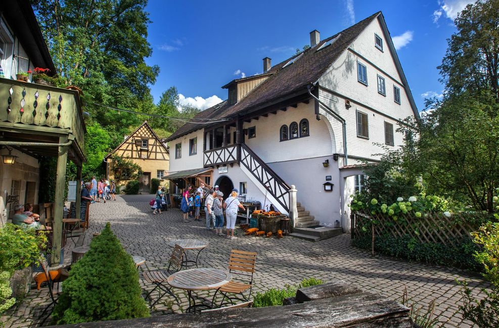 Das Siebenmühlental lässt sich auf zahlreichen Wander- und Radwegen erkunden. Einige der Mühlen wie etwa die Eselsmühle sind bewirtschaftet. Der Kaufladen mit frischen Lebensmitteln hat am Samstag von 9 und am Sonntag von 10 bis 18 Uhr geöffnet. Die Gastronomie Mühlenstüble von 11.45 bis 22 Uhr. Mehr Infos: www.eselsmuehle.com.