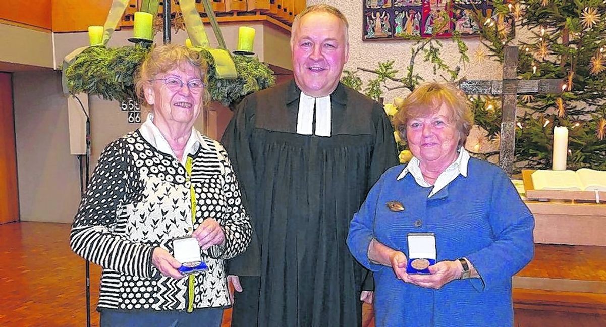 Ingrid Balzer (links), Pfarrer Jens Junginger und Heidi Beduhn.  Bild: Lück