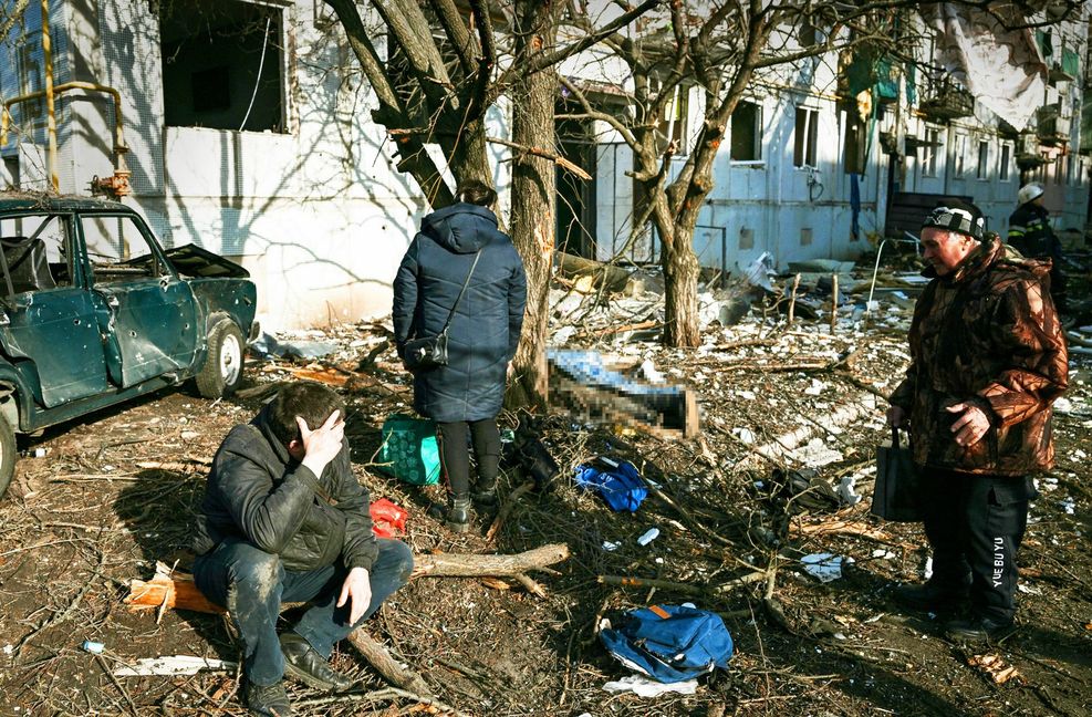 In dem Ort Tschuhujiw in der östlichen Ukrainetrauern Bewohner um einen getöteten Angehörigen nach einem russischen Angriff.