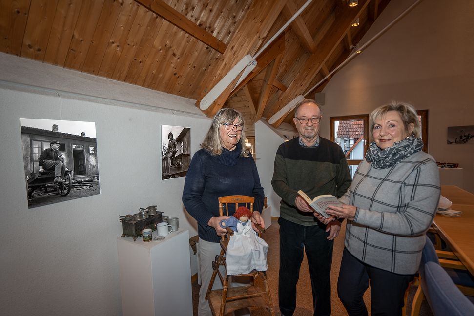 Die Foto-Ausstellung „Kindheit in der Nachkriegszeit 1945 bis 1955“ im Rathaus Aidlingen regt zum Nachdenken an und erinnert ältere Mitbürger an eigene Erfahrungen. Auf unserem Foto in der Ausstellung (von links) Erika Hambel, Erhard und Katharina Hedwig.