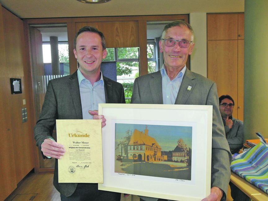 Der Bürgermeister und der Gemeinderat: Florian Glock verabschiedet Walter Moser aus dem Magstadter Gremium. Bild: Staber