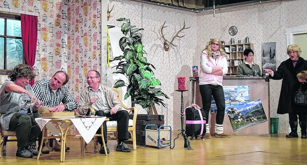 „Schneetreiba“ mit dem Darmsheimer Mundarttheater: Heidrun Böttinger, Neuzugang Wolfgang Pross, Günter Moroff, Sandra Possienke, Tanja Magenau und Sigrid Schmid (von links). Bild: Staber