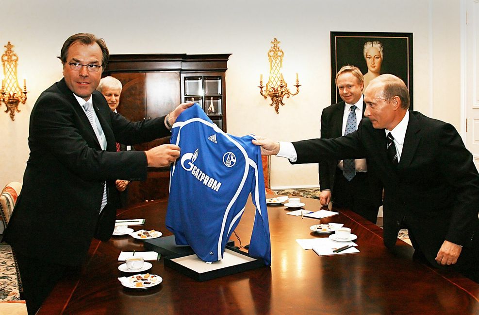Der Schalker Ex-Aufsichtsratschef Clemens Tönnies (li.)  ist 2006 zu Gast bei Wladimir Putin.