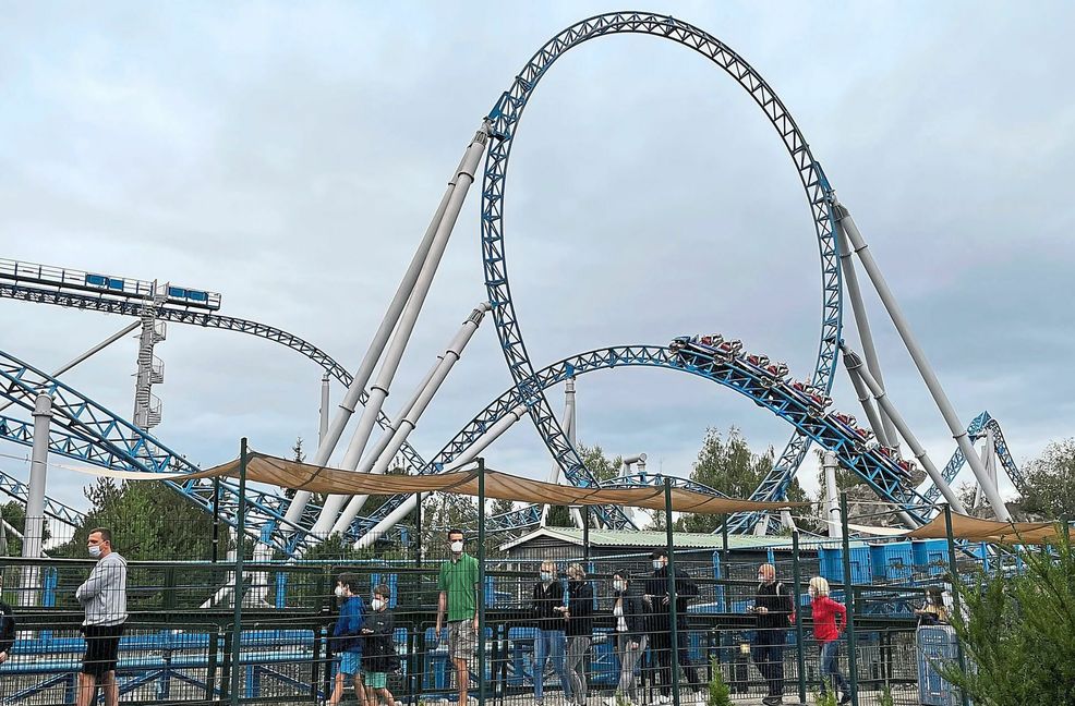 Schlange stehen mit Abstand: Vor der "Blue Fire" ist viel los, aber keine Spur von Gedränge.
 Foto: Fotos: Bender
