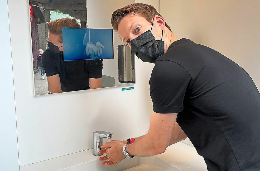 Dieser junge Mann nutzt eine der vielen Wasch- und Hygienestationen.
 Quelle: Unbekannt