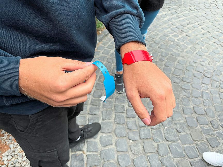 Auf Blau folgt Rot: Für den Europa-Park ist das "Bändchen-Gate" Geschichte.
 Quelle: Unbekannt