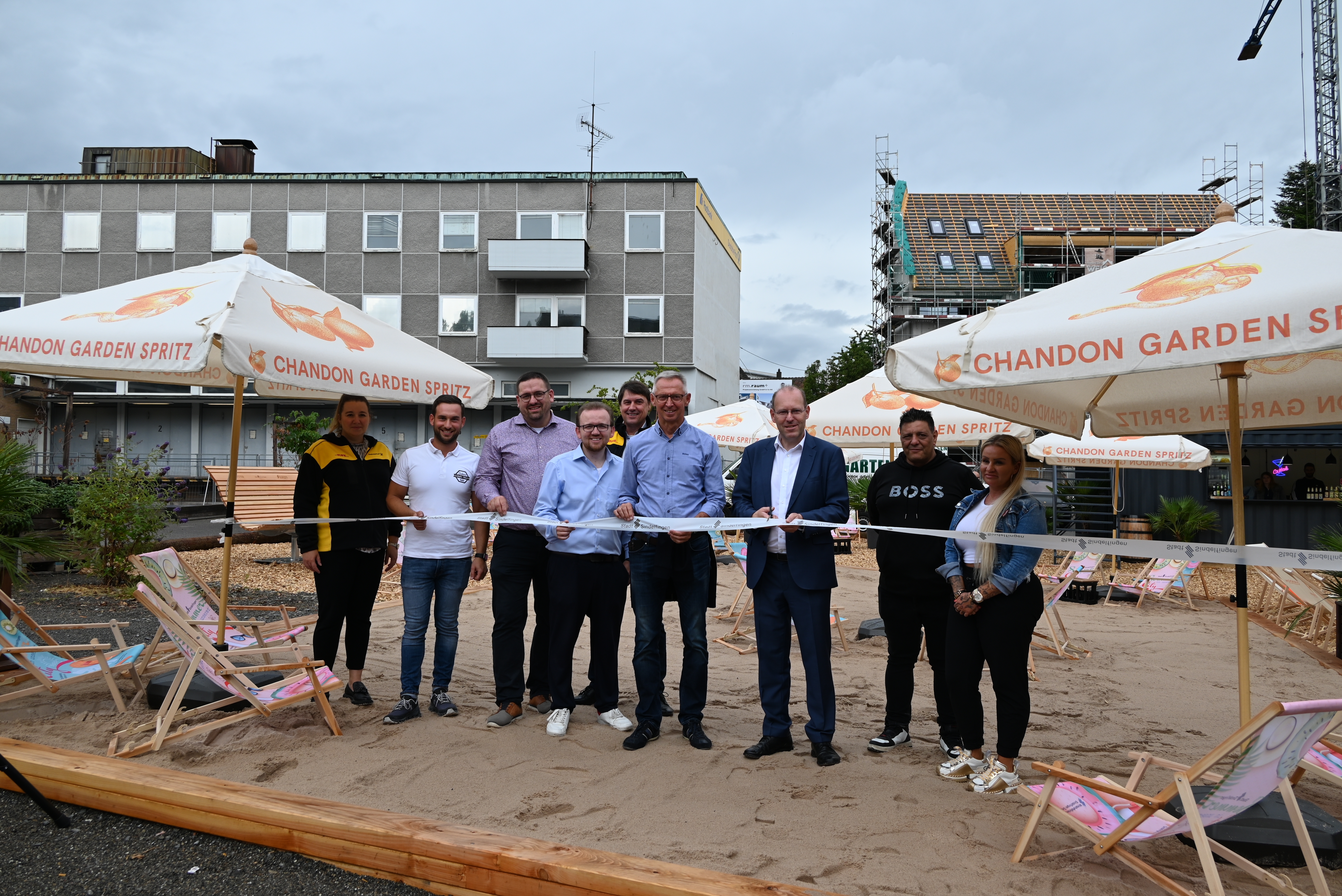 Den „City-Beach“ eröffneten Beate Boley (DHL), Salvatore Romeo (Salva's Currry Truck), Felix Rapp (Wirtschaftsförderung), City-Manager Hanno Kreuter,Martin Fichtner (DHL), Christian Gangl (Erster Bürgermeister), Oberbürgermeister Dr. Bernd Vöhringer , Kai und Megy Hammami (Corners).    Bild: Nüßle