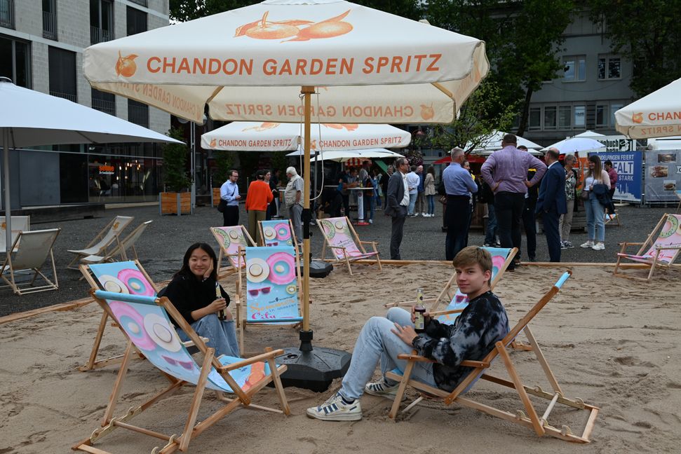 Zu den ersten Gästen gehörten auch Tanja Yiming Han und David Jovanow. „Ein tolles Angebot, jetzt muss nur noch das Wetter besser werden“, so die beiden bei ihrem Besuch.     Bild: Nüßle