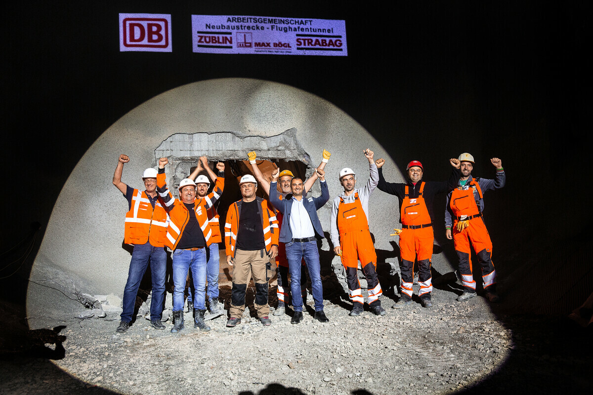 Die Mineure feiern den Abschluss des Tunnelvortriebs für Stuttgart 21 unter dem Stuttgarter Flughafen.
