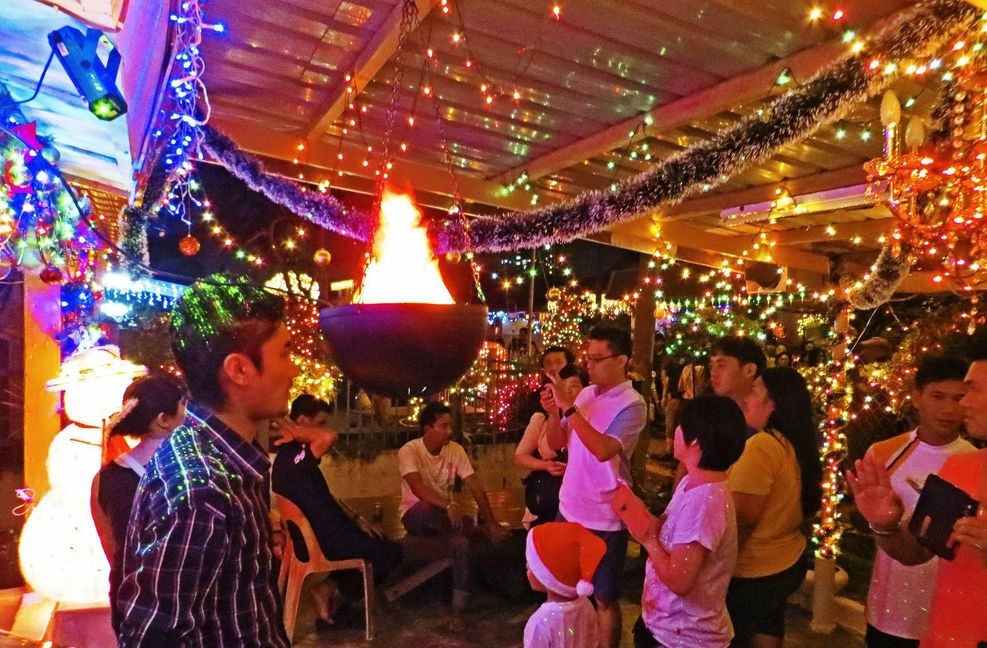 Glitter und Girlanden: So geht Weihnachten in Malaysia.
 Foto: Bernadette Olderdiss/n