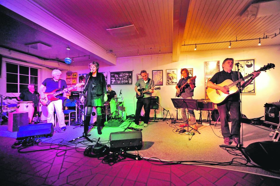 So vielköpfig wie auf dem Archivbild aus dem Blauen Haus 2014 werden „Wanted“ am Samstag im Sindelfinger Pavillon zwar nicht auftreten, aber auf der Bühne wird einiges geboten sein. Bild: foto 5/A