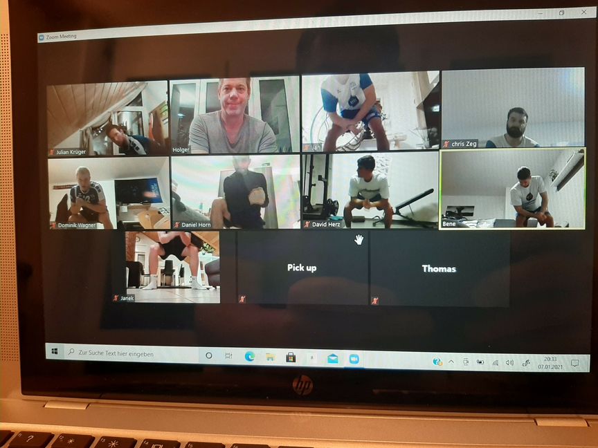 Trainer Holger Breitenbacher (Zweiter von oben links) und ein Teil der Spieler der HSG Schönbuch bei der Online-Trainingseinheit. Bild: z