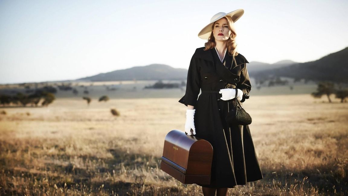 Kate Winslet kehrt nach 20 Jahren als „The Dressmaker – Die Schneiderin“ in ihr Heimatdorf zurück, aus dem sie damals als Mörderin vertrieben wurde.   Bild: z