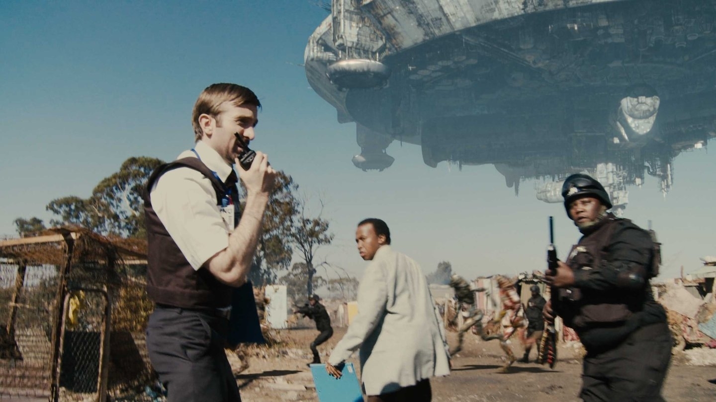 Wikus van de Merwe (Sharlto Colpey) hat die Arschkarte gezogen. Er soll die Umsiedlung der Außerirdischen aus dem „District 9“ organisieren.   Bild: z