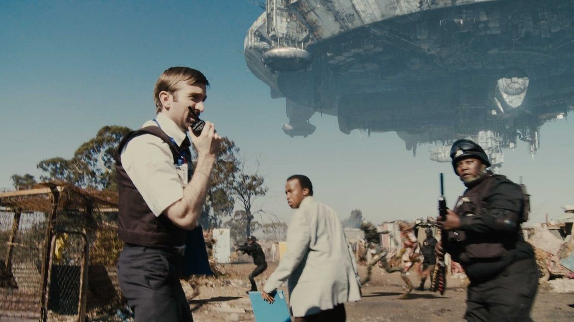 Wikus van de Merwe (Sharlto Colpey) hat die Arschkarte gezogen. Er soll die Umsiedlung der Außerirdischen aus dem „District 9“ organisieren.   Bild: z