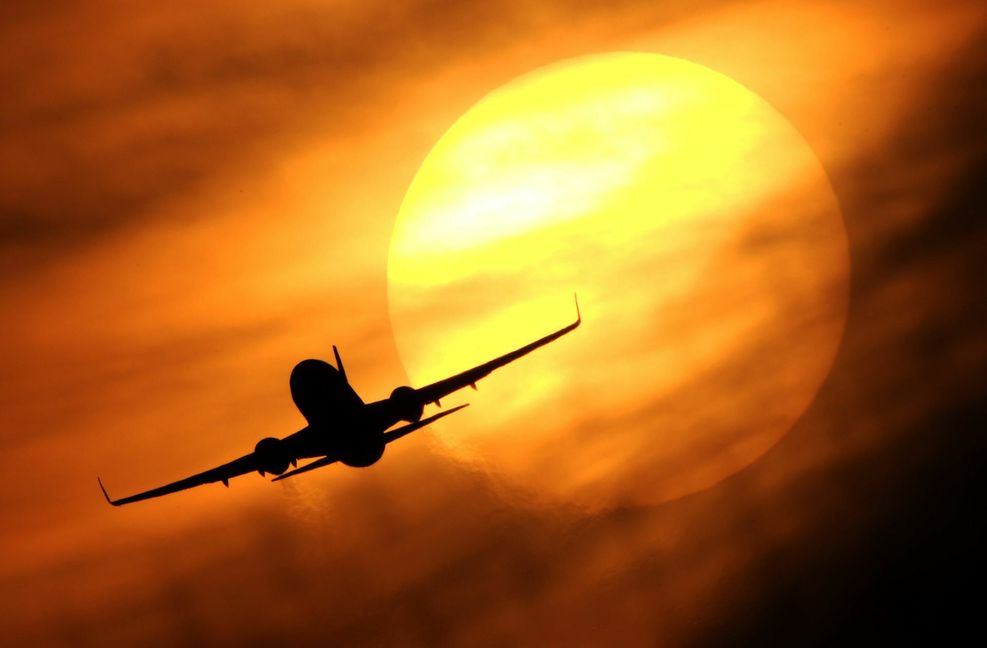 Ab in die Sonne – viele sehnen sich nach Sommer,  Strand und Urlaub und haben im Laufe des vergangenen Jahres eine bereits geplante Reise coronabedingt verschoben. Foto: dpa/Julian Stratenschulte