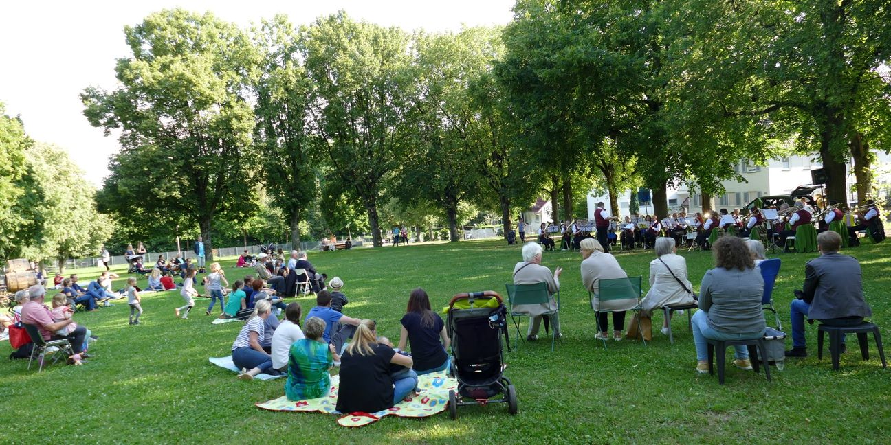 Der Musikverein Ehningen hatte am Sonntag Glück mit dem Wetter. Das Picknick-Konzert auf der Festwiese ist nicht ins Wasser gefallen und das Publikum konnte die Melodien genießen.               Bild: Lück