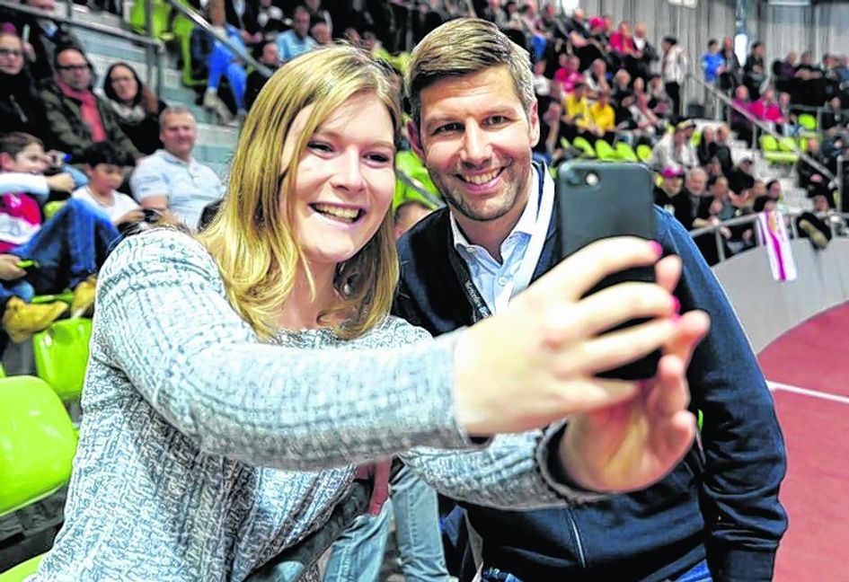 Elena Obländer aus Simmozheim freut sich, dass Thomas Hitzlsperger sich die Zeit für ein gemeinsames Selfie nimmt. Bild: automotorart