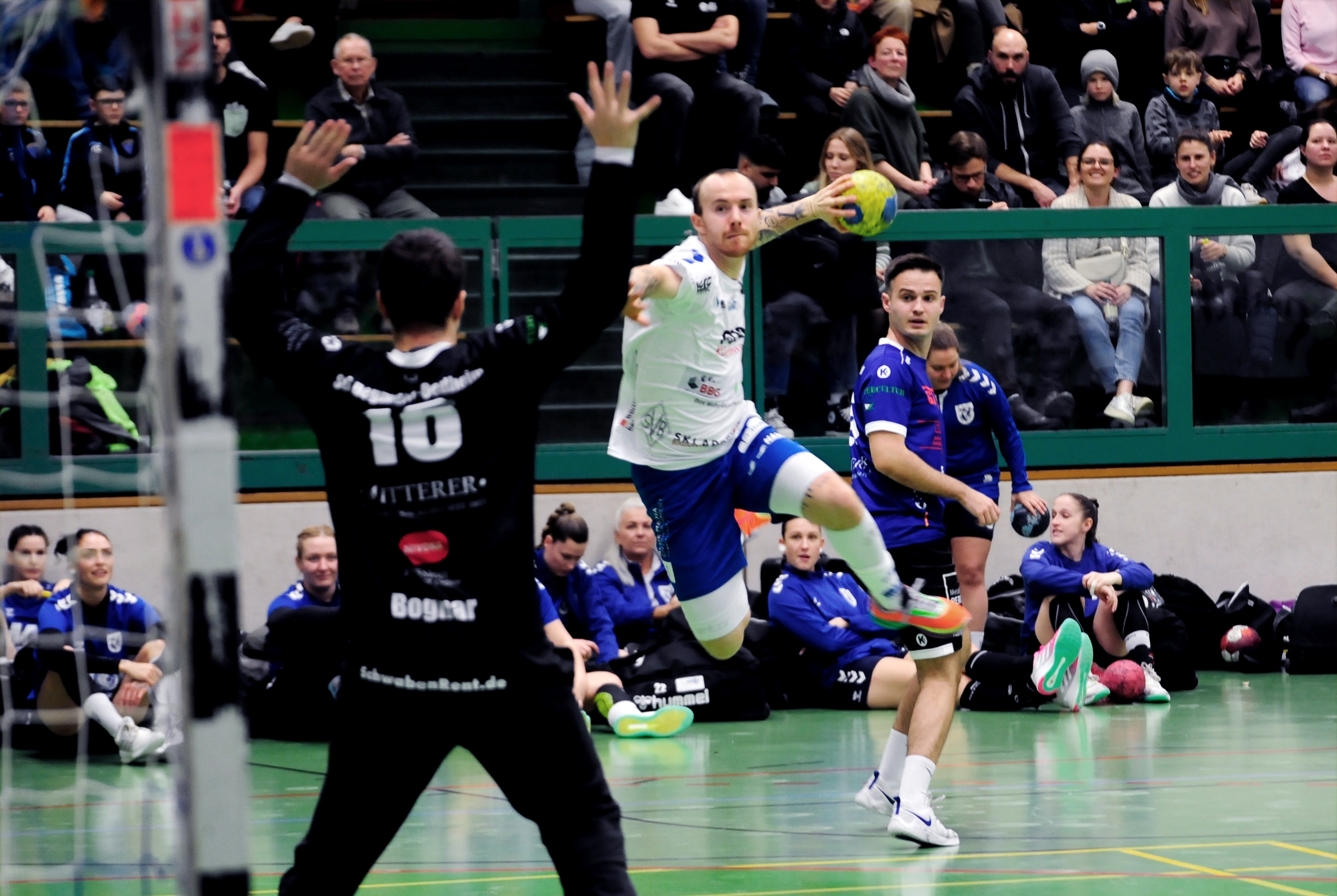 Rechtsaußen Marian Heinkele trug vier Treffer zum Heimsieg der HSG Böblingen/Sindelfingen in der Sommerhofenhalle bei. Bild: photostampe
