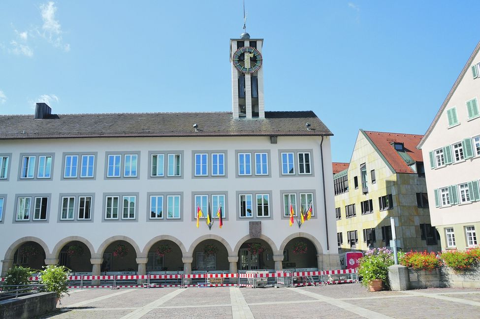 Seit Monaten eine Baustelle vor den Rathausarkaden. Bilder: Jung