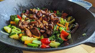 Frisch aus dem Wok: asiatische Gemüse-Hähnchen-Pfanne.     Bild: Nüßle
