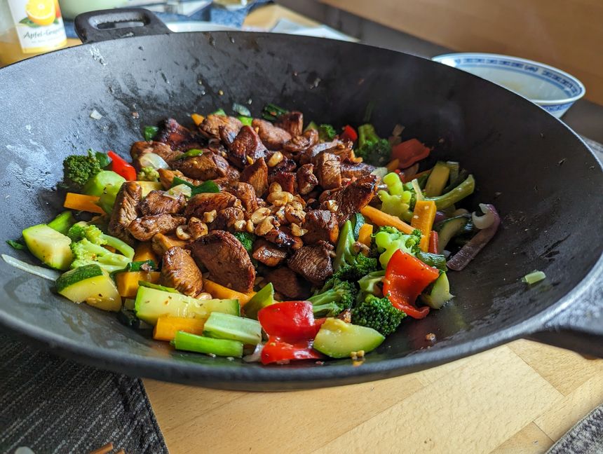 Frisch aus dem Wok: asiatische Gemüse-Hähnchen-Pfanne.     Bild: Nüßle