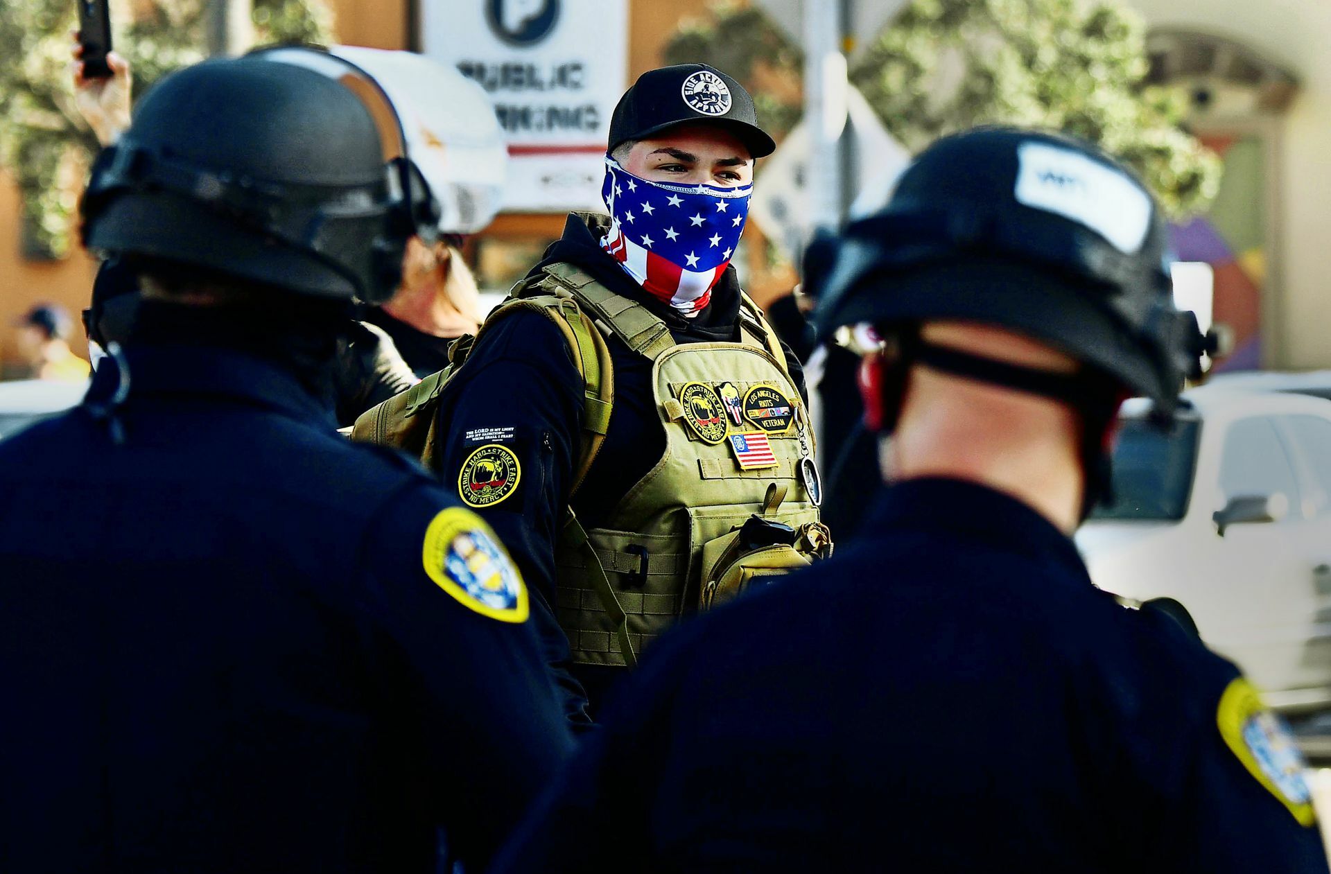 Die mit US-Flaggen dekorierten Randalierer sind auch über Twitter von Donald Trump aufgeputscht worden.

Foto: AFP/Patrick T. Fallon