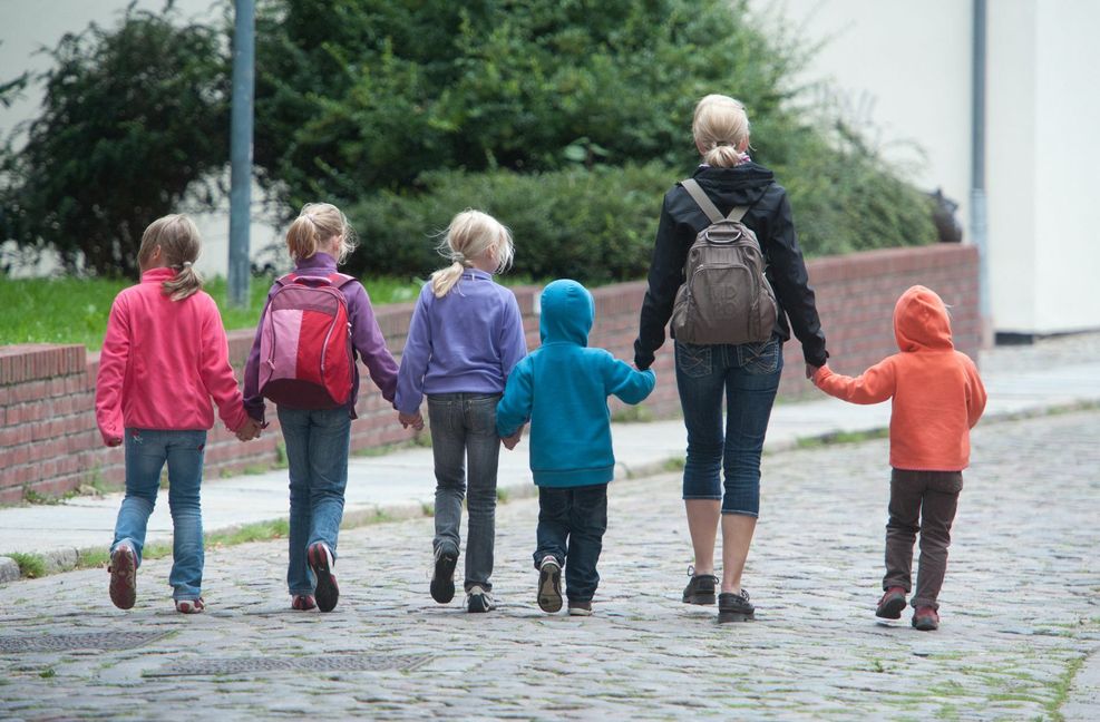 Tagesmütter  und -väter in Baden-Württemberg betreuen auch Schulkinder. Foto: /dpa/Stefan Sauer