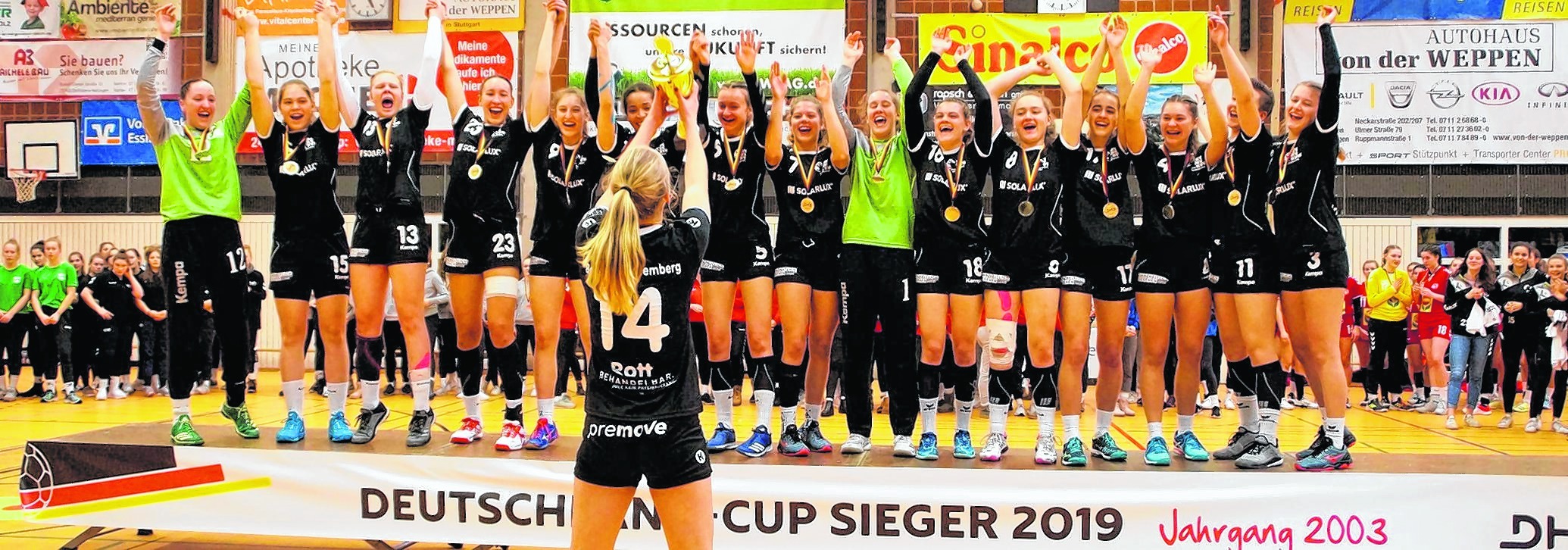 So sehen Sieger aus: Rebecca Rott stemmt in der Nellinger Sporthalle den Pokal in die Höhe. Ihre Mitspielerinnen vom Team Baden-Württemberg – unter anderen Pauline Hille (Achte von links) – bejubeln den Sieg beim Deutschland-Cup (Jahrgang 2003 und jünger). Bild: z