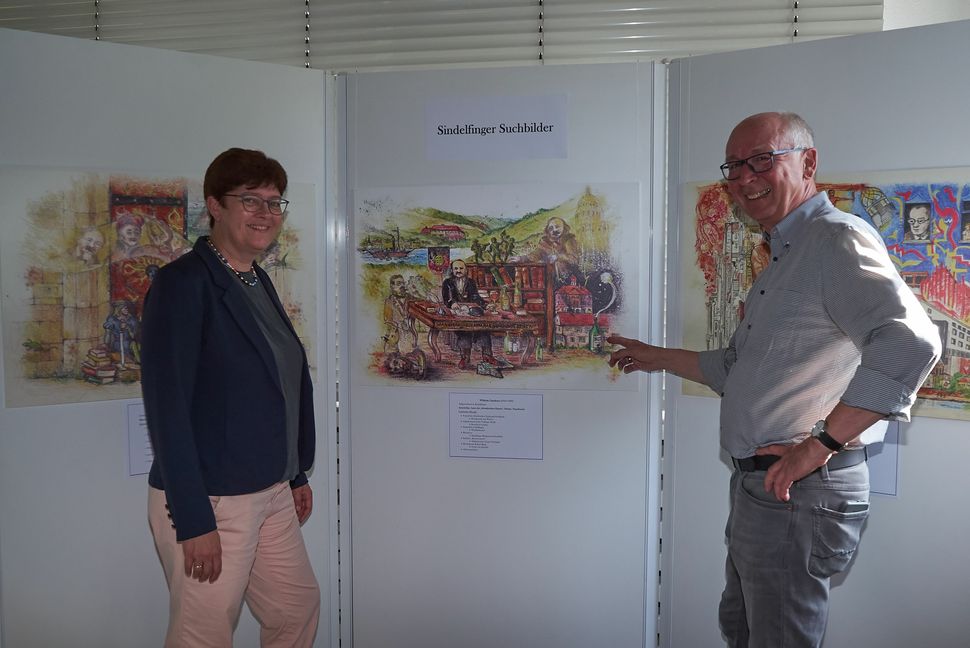 Unser Foto zeigt Museumsleiterin Illja Widmann und Kulturamtsleiter Horst Zecha an einem Philippscheck-Werk.    Bild: Heiden