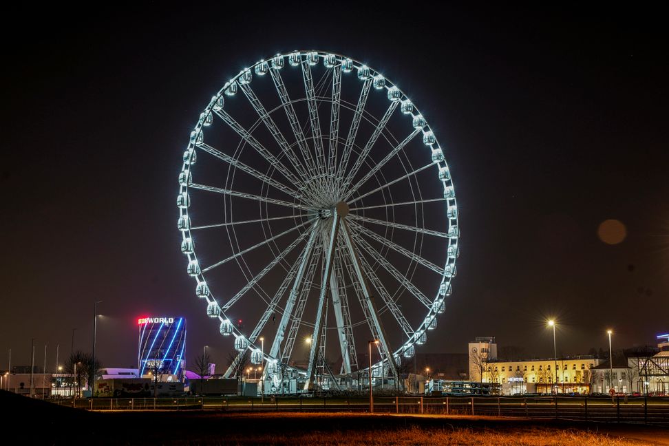 100 000 LED-Lichter verleihen dem Riesenrad auf dem Flugfeld einen besonderen Glanz.  Bild: Dettenmeyer