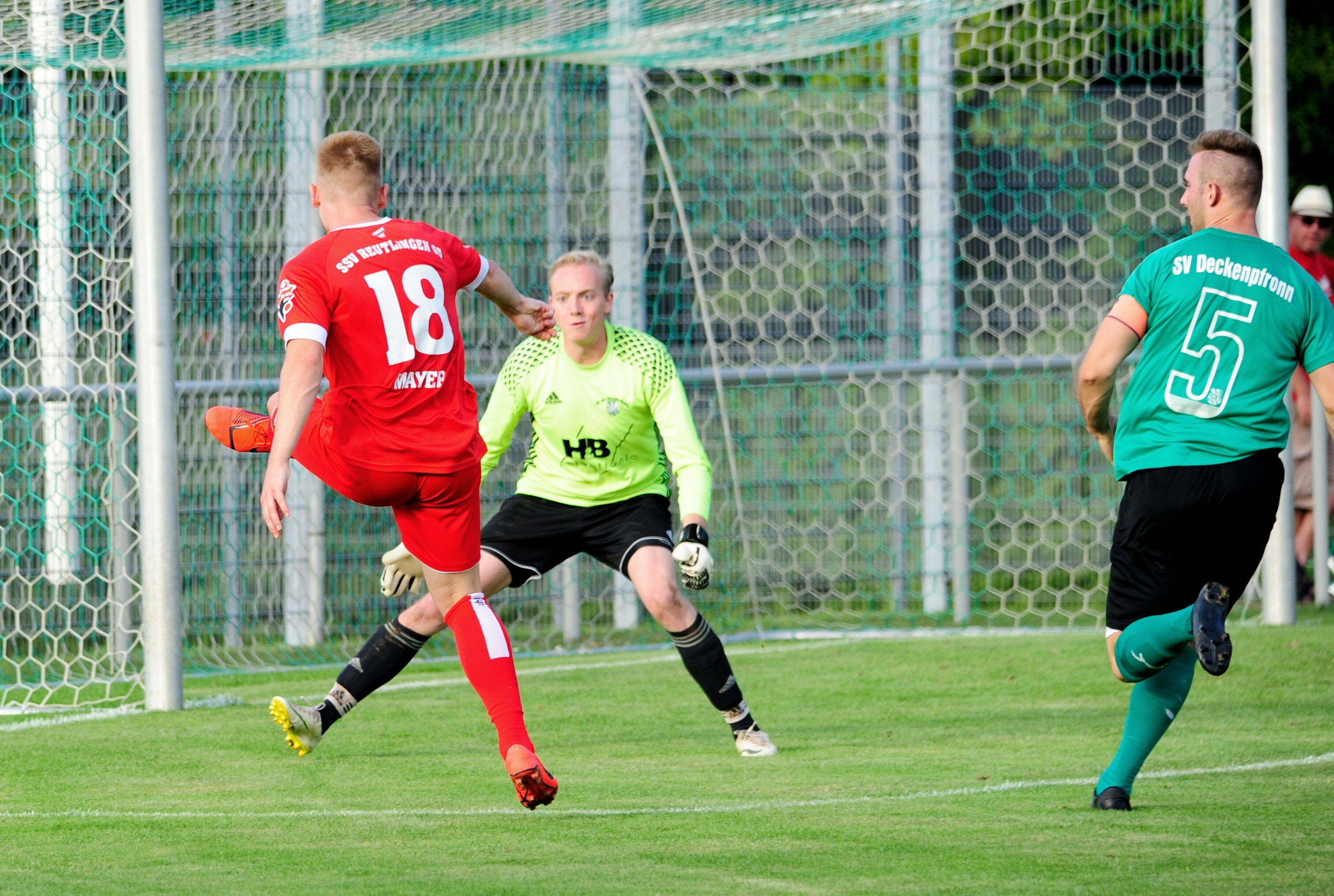 Der Ex-Sindelfinger Samuel Mayer erzielt das zwischenzeitliche 2:0 für den SSV. Deckenpfronns Torhüter Louis Schneider ist machtlos.  Bild:photostampe