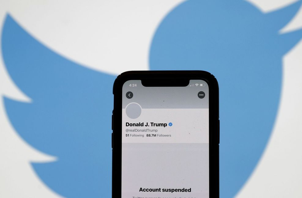 Aus Sorge, dass der scheidende US-Präsident Donald Trump erneut zur Gewalt aufrufen könnte, hat die Netzplattform Twitter sein Konto gesperrt.