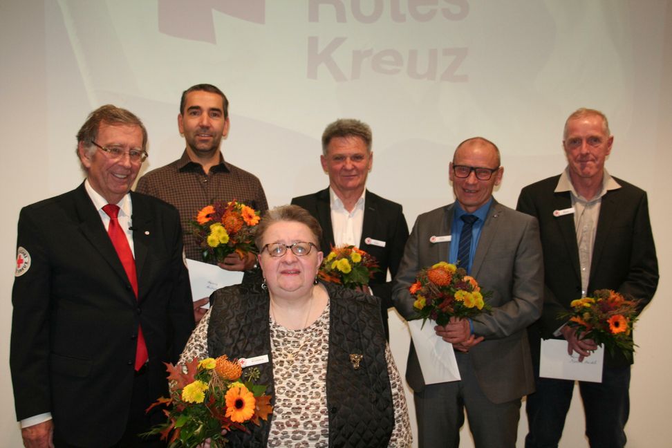 30 und 40 Jahre Hauptamt (von links): Präsident Michael Steindorfner, Andreas Zuske, Sabine Brodbeck, Ljubomir Puljiz, Gerhard Fuchs (alle seit 30 Jahren aktiv) und Martin Bürkle, der seit 40 Jahren im DRK-Rettungsdienst tätig ist.