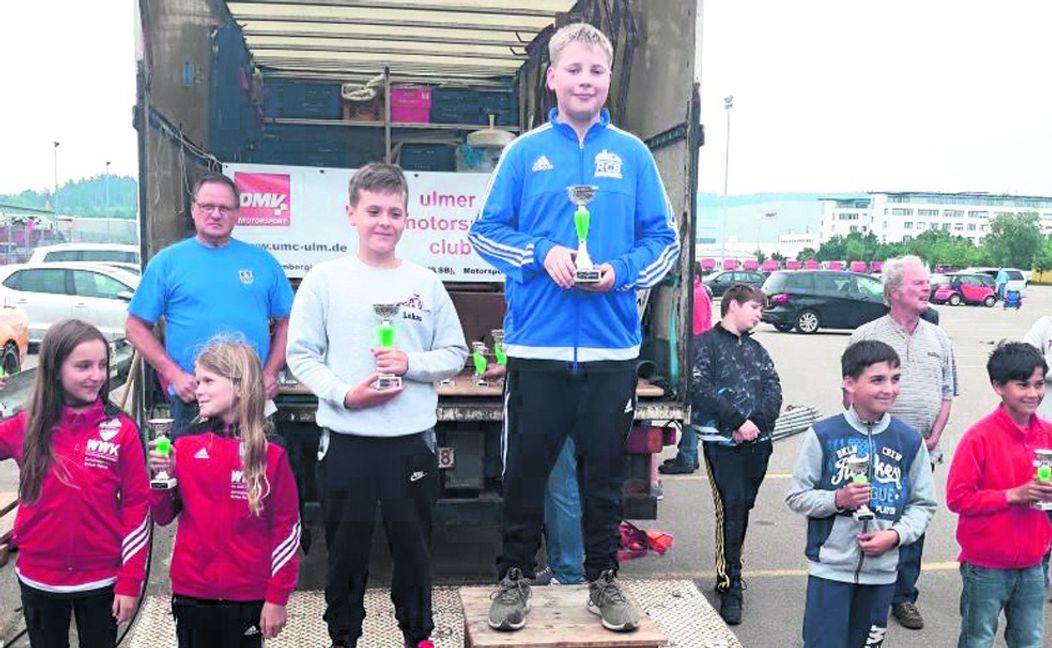 Das erste Mal ganz oben auf dem Podium: Der Böblinger Tom Lange gewinnt den Kart-Slalom in Ulm.  Bild: z