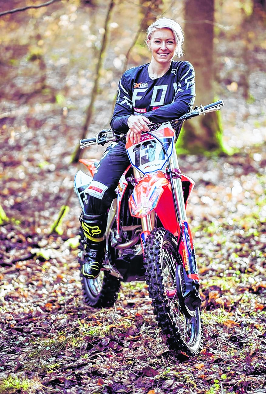 Mit Bildern wie diesen und starken Leistungen auf der Cross-Strecke wurde die Gechingerin Carolin Fitus zu einem prägenden Gesicht der Motocross-Szene. Bild: z