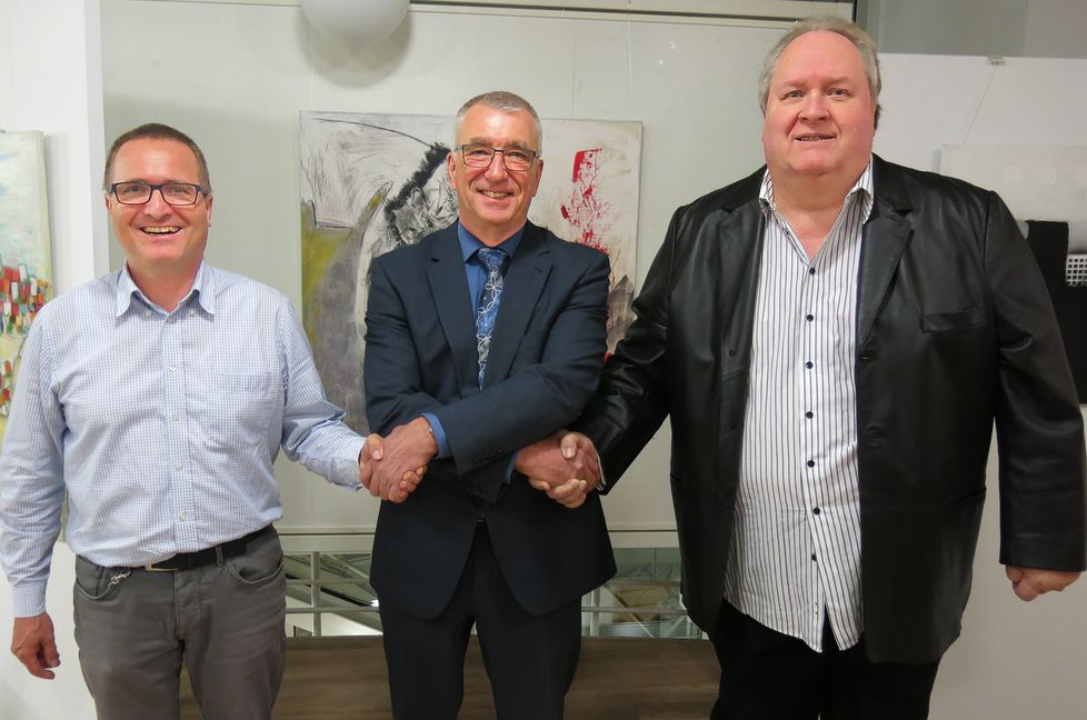 Der eine wird verabschiedet, der andere ins Amt eingeführt. Aidlingens Bürgermeister Ekkehard Fauth mit dem neuen Ortsbaumeister Ulrich Dürr (links) und dem bisherigen Ortsbaumeister Reinhold Rau.