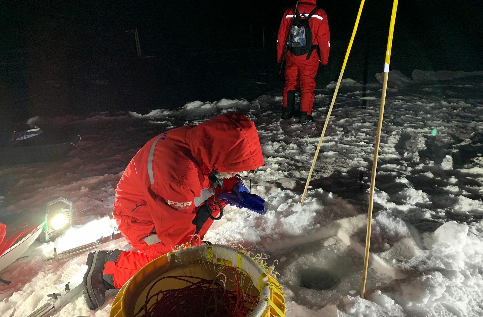 Unter dem Eis des Nordpolarmeers holt das Mosaic-Team mit Langleinen Fische aus wenigen Hundert Meter Wassertiefe.