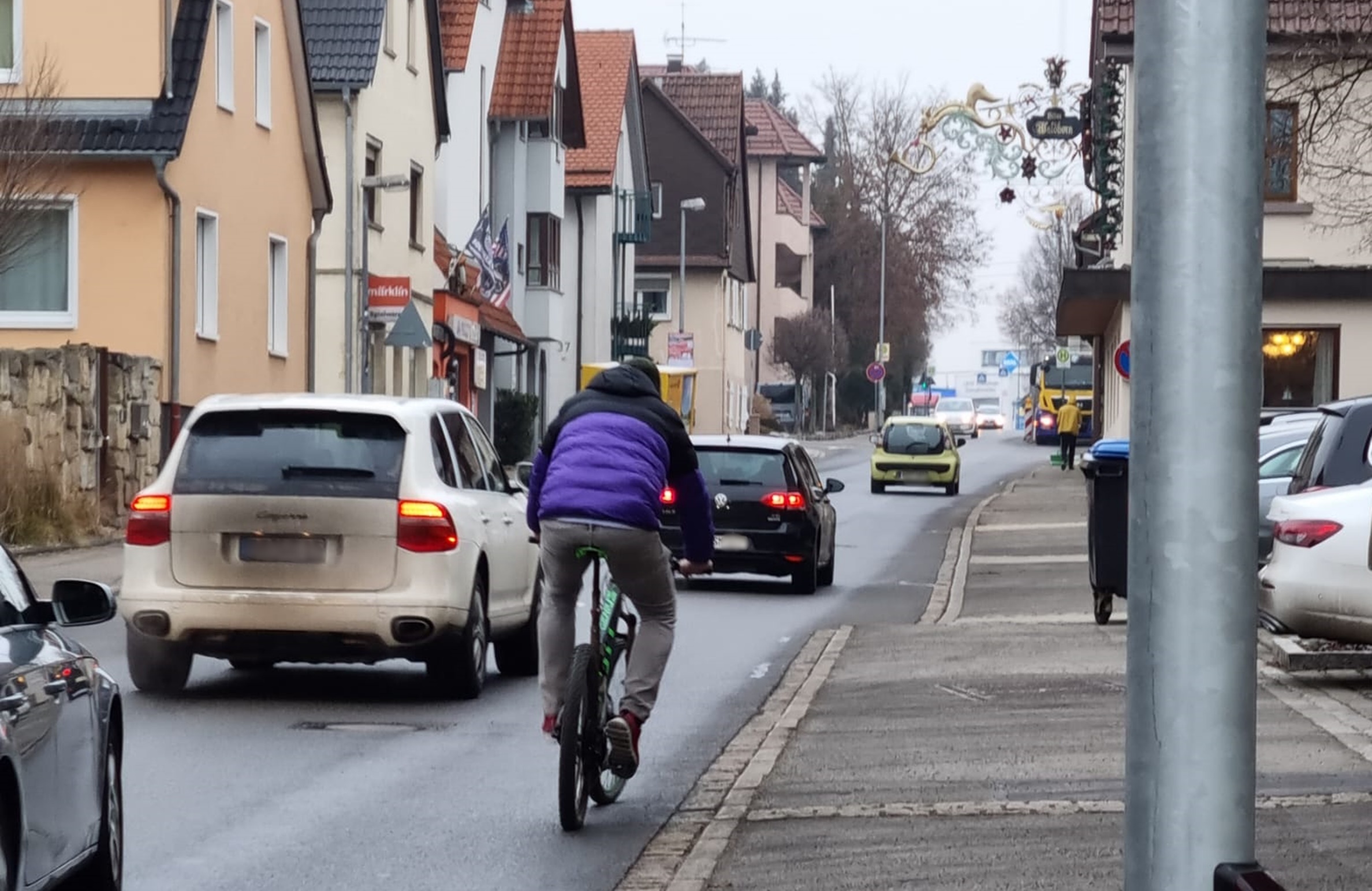 Enge Kiste: Weil die Böblinger Straße stadtauswärts leicht ansteigt und dazu noch eng ist, kommen die Autos an langsamer fahrenden Radlern kaum vorbei. Rückstaus und eine erhöhte Unfallgefahr sind die Folge. Bild: Hamann
