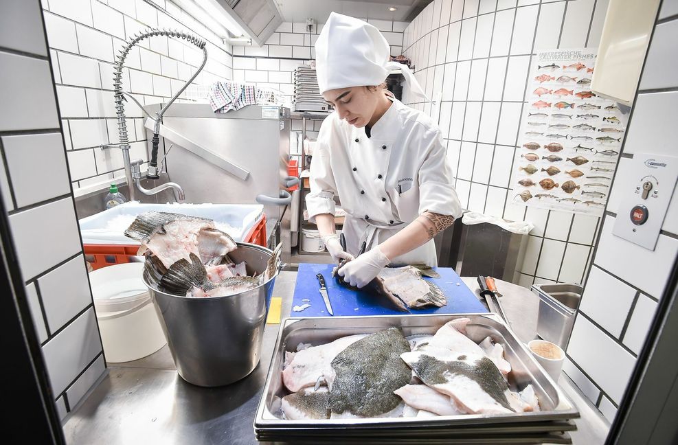 Salome Bazin arbeitet derzeit an der Fischstation.