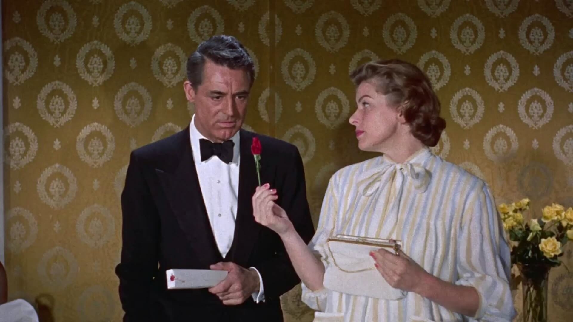 Ist es schon „Indiskret“, wenn eine Frau einem Mann eine Rose schenkt? Obwohl er verheiratet ist? Und wenn er nur schummelt? Bei Cary Grant und Ingrid Bergman knistert es.    Bild: z