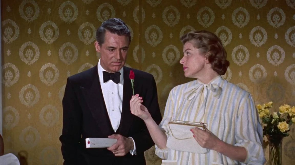 Ist es schon „Indiskret“, wenn eine Frau einem Mann eine Rose schenkt? Obwohl er verheiratet ist? Und wenn er nur schummelt? Bei Cary Grant und Ingrid Bergman knistert es.    Bild: z