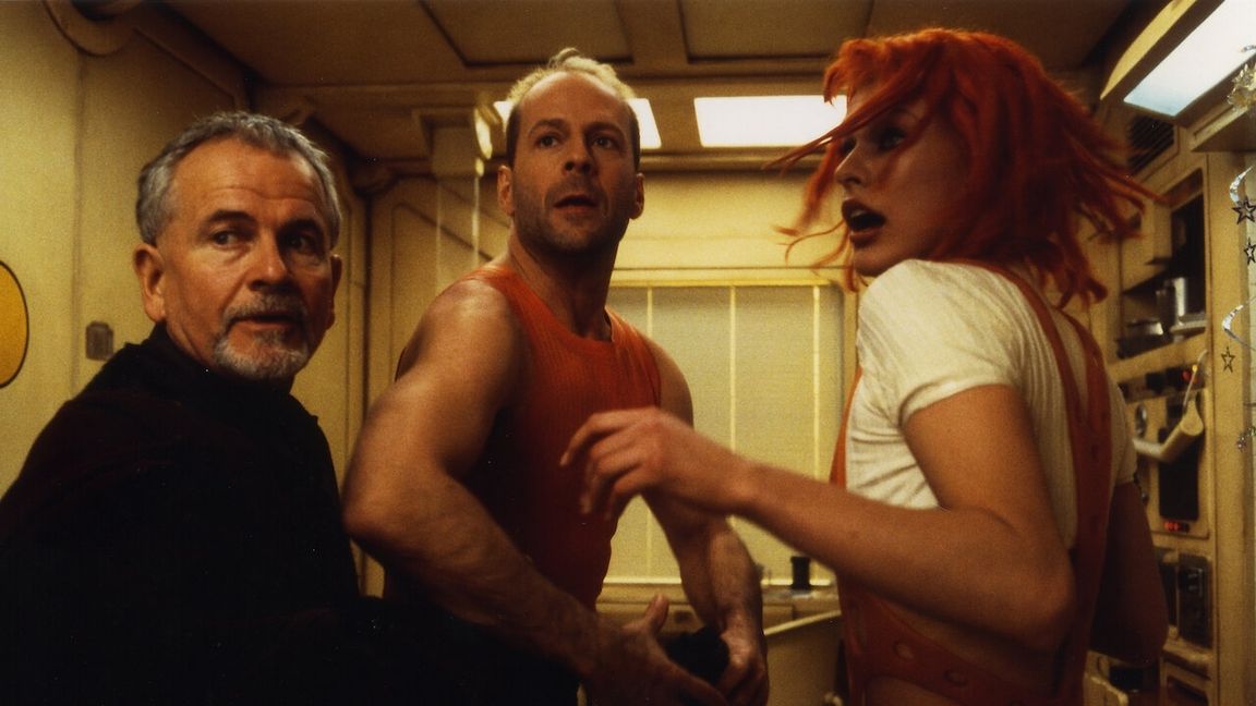 Ian Holm, Bruce Willis und Milla Jovovich fragen sich: Wo ist „Das fünfte Element“? Was ist es? Wer ist es? Fragen über Fragen.       Bild: z
