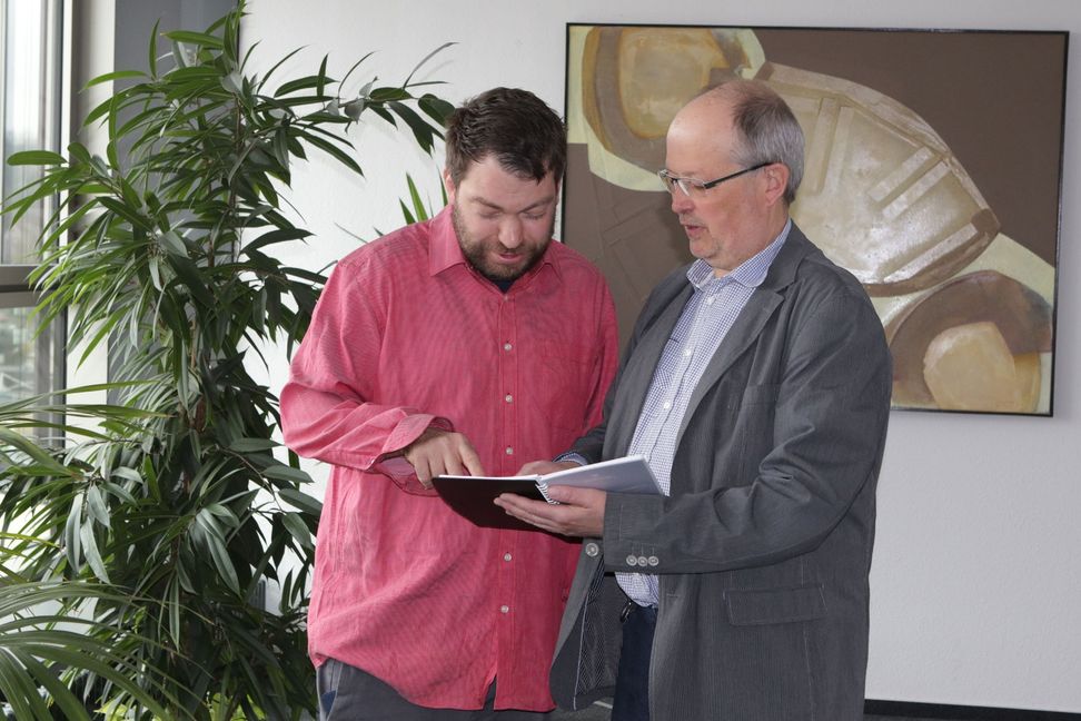 Reinhard Hackl (rechts) mit dem Teilhabebeiratsvorsitzenden Utz Mörbe.     Bild: Bäuerle