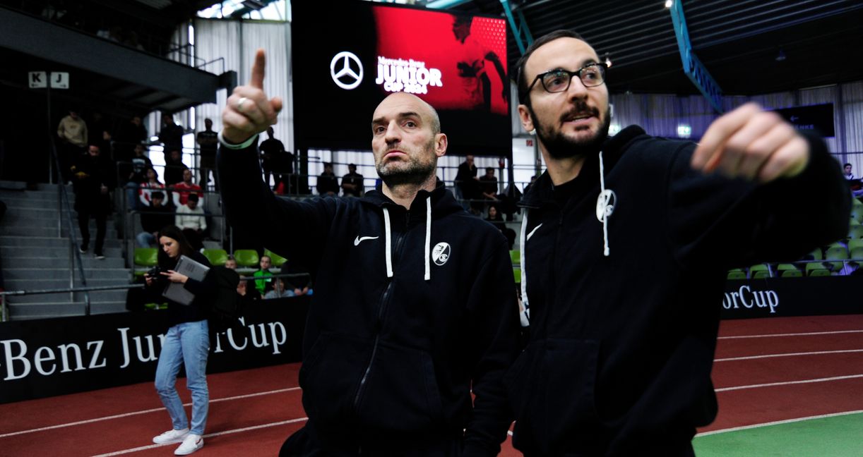 Freiburgs Trainer Bernhard Weis (links) führt seine Spieler normalerweise in der Oberliga aufs Feld.     Bild: Photostampe